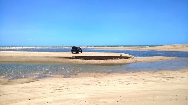 Falar de turismo na Paraíba é falar das praias: a barra do Abiaí, de SUV 4x4