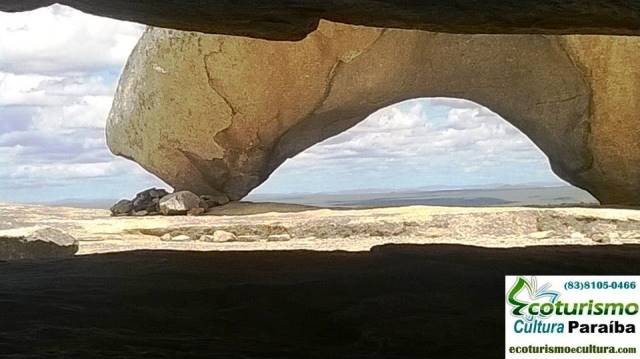Lajedo do Pai Mateus: dentro duma pedra...