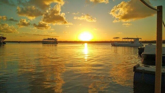 Alto ponto do turismo em João Pessoa: o pôr do sol na praia do Jacaré
