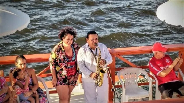O Jurandy tocando o sax na praia do Jacaré