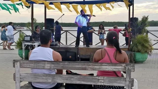 Música ao vivo na Praia do Jacaré