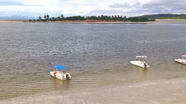 Ilha de Itamaracá: Acessível por barco ou lancha saindo da praia do forte, Coroa é perfeita para caminhar e petiscar; é um Oásis perfeito para curtir a vida! A aconchegante ilhota oferece boa estrutura de barracas para relaxar e petiscar.