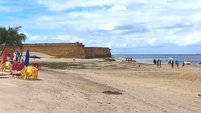 Ilha de Itamaracá: Das muralhas, avista-se toda a praia, além da Coroa do Avião, uma encantadora ilhota de areia, com águas cristalinas e palhoças que funcionam como bares.