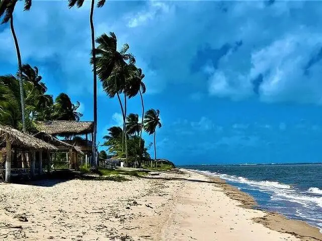 Coqueirinho do Norte beach shoreline
