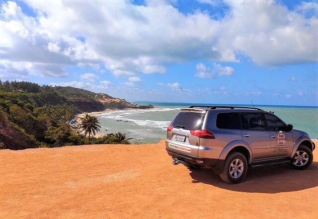 SUV em cima da Praia do Amor em Pipa