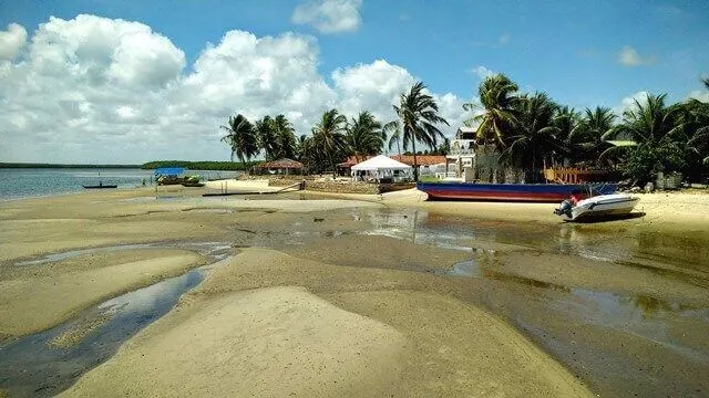 Barra do Cunhaú, do lado do mangue, com maré baixa
