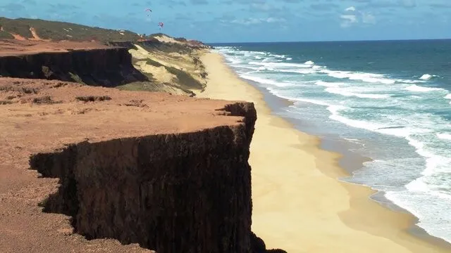 Vista do chapadão de Pipa: dunas imponentes sobrepostas em cima dos tabuleiros que acabam em falésias