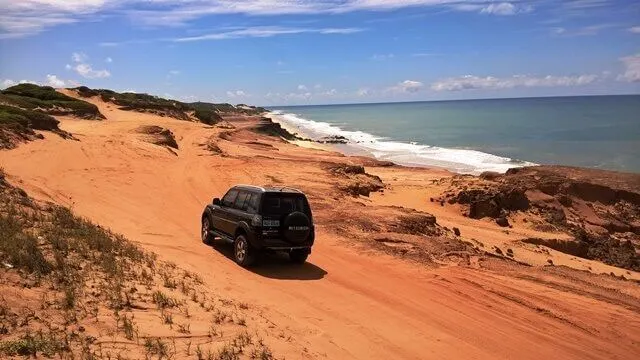 Pipa - RN, pelas trilhas de 4x4: junção das dunas sobrepostas entre falésias sedimentares e um imenso conjunto verde