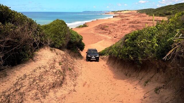 Pipa RN, pelas trilhas de 4x4: não se conhece outro lugar do mundo em que a costa de dunas e falésias sedimentares se recombinem de forma tão espetacular com um verde denso que chega a tomar a parte frontal falesiana: o Chapadão, famosa falésia da praia da Pipa é bastante visitada por quem aprecia o pôr-do-sol.