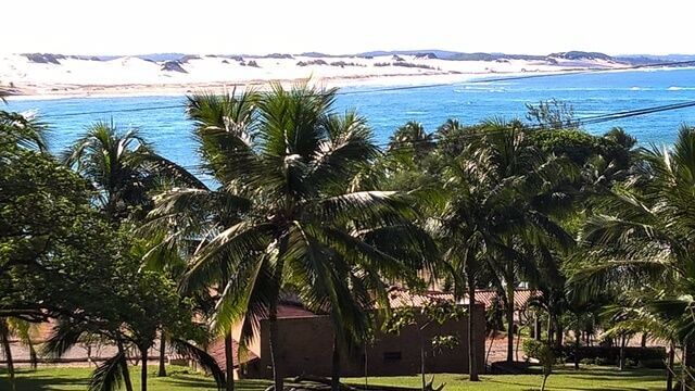 O município de Tibau do Sul, nome indígena que significa entre duas águas (já que é cercado pela Lagoa de Guaraíras e o Oceano Atlântico).