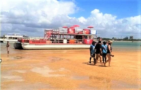 Areia Vermelha em João Pessoa: piscinas naturais na maré baixa