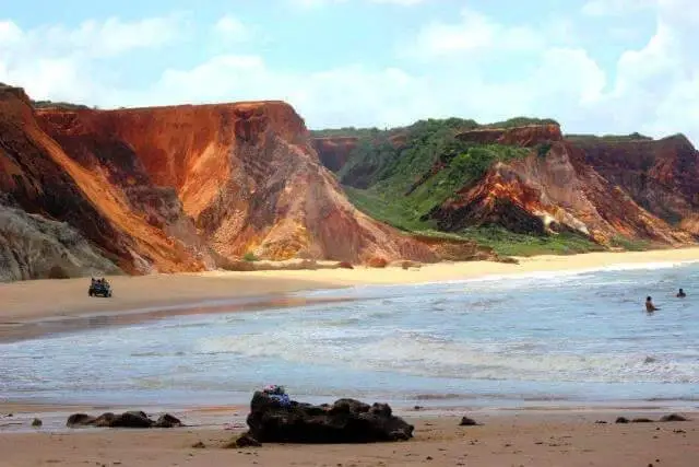 Passeio no litoral sul de João Pessoa com falésias coloridas