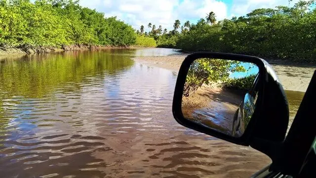 Litoral norte da Paraiba: trilha de Jipe 4x4 atravessando o rio