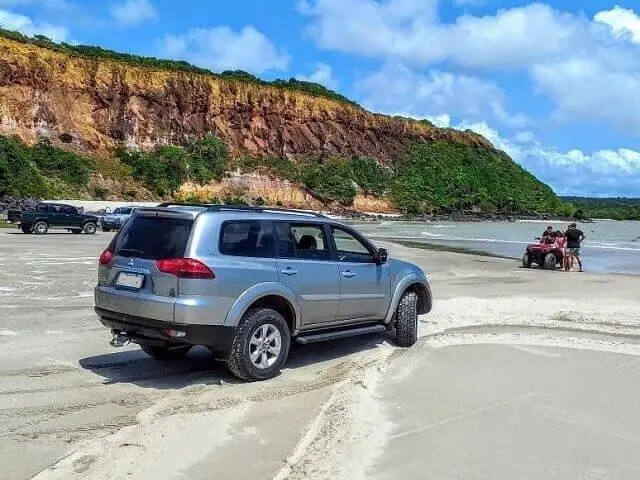 Praias do litoral norte da Paraíba de SUV 4x4: falésias da Barra do Miriri