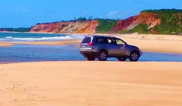 Praia deserta em João Pessoa acessível apenas de 4x4