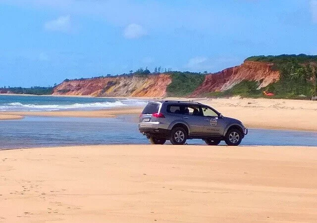 Passeio de SUV 4x4 na praia do Gramame, lado João Pessoa