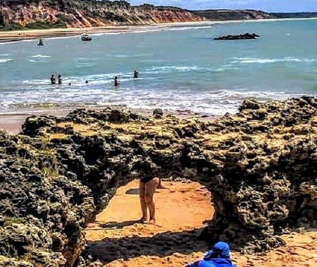 Vista da pedra furada na praia do Amor